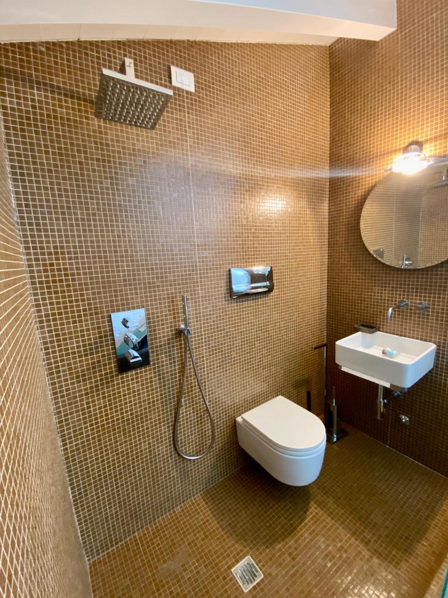 Luxury Industrial Apt Vicino Al Centro Con Garage Μπρέσια Εξωτερικό φωτογραφία